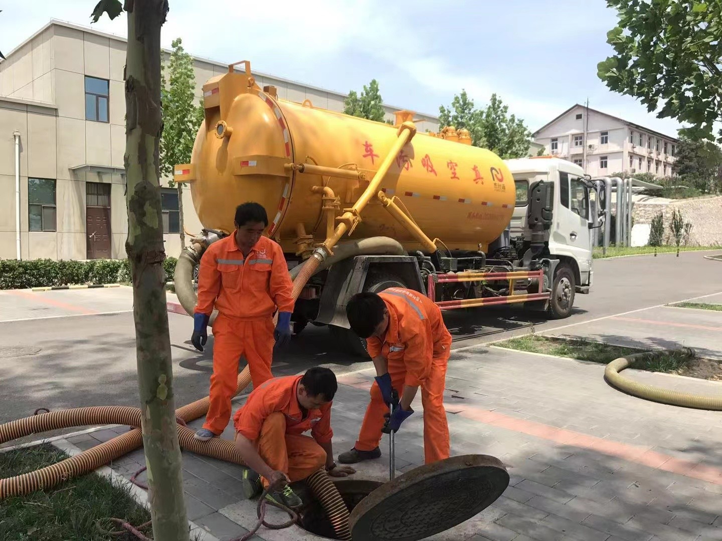 裕民管道疏通车停在窨井附近