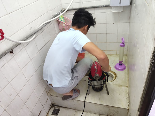 裕民管道堵塞冒臭气 专业师傅现场解决问题