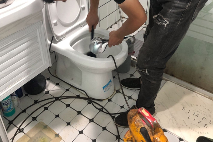 裕民马桶堵塞自己疏通还是找师傅？专业上门服务让你省时更省心